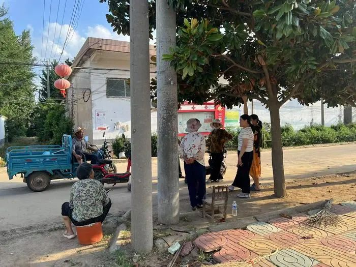   房主任的老乡正在围着谈论她的情况摄影：界面文化记者丁欣雨