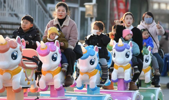 家长带孩子在公园玩耍 AFP