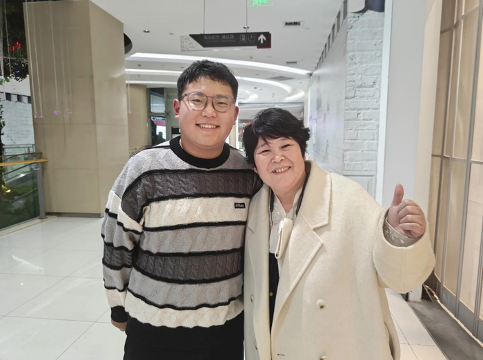 乘龙与房主任合影（由乘龙供图）
