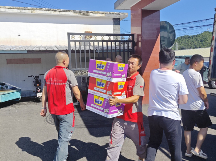 北京密云京东小哥参与救灾物资分发