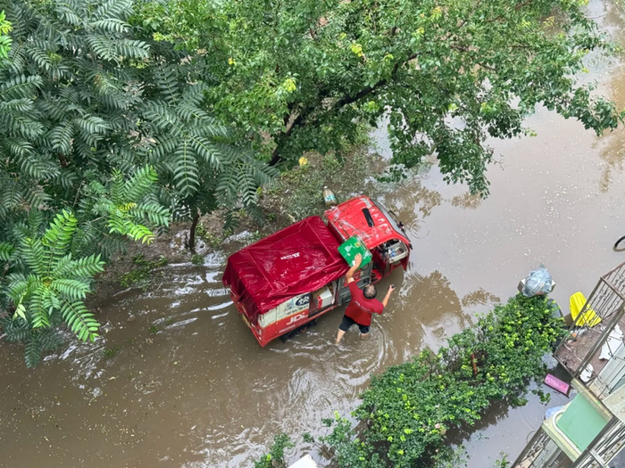 北京京东小哥冒雨送货