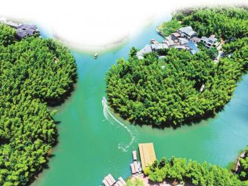 　　夏日的蜀南竹海景区呈现竹翠水碧的宜人景象，吸引游客泛舟赏竹。 张华 摄（C视觉）