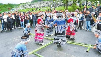 宜宾兴文花山节上，苗族民俗游戏吸引游客围观。宜宾观察 罗顺 摄