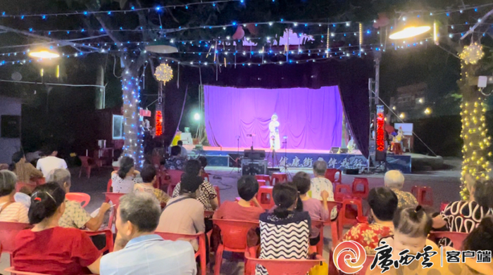 采茶戏曲在防城区夜市内精彩上演。