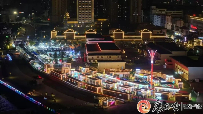 北港故里美食夜市宛如一颗璀璨的明珠，镶嵌在防城港港口区的海岸边，散发着迷人的魅力。