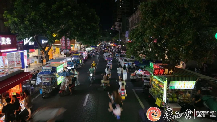 东兴市贵州路夜市人流如织。