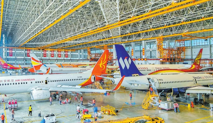 位于海口空港综保区的海南自贸港一站式飞机维修产业基地，工作人员正在检修飞机。记者 苏弼坤 摄