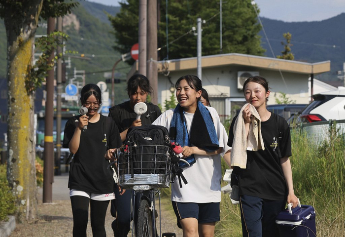 当地时间2025年7月30日，日本兵库县丹波市，高中生们在酷暑中放学回家。