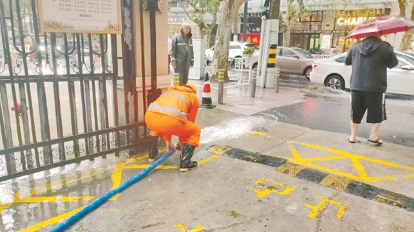             师傅在小区排积水  杨玉红  摄          
