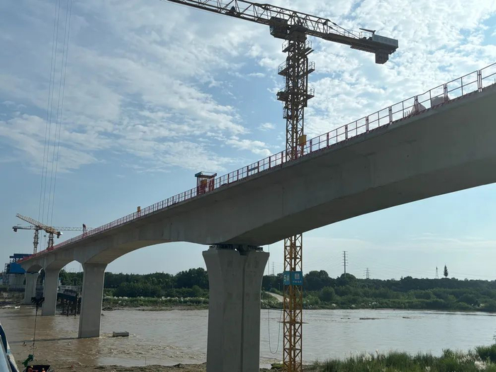△鸭子河大桥涉河段中跨和次中跨顺利合龙。图源德阳日报