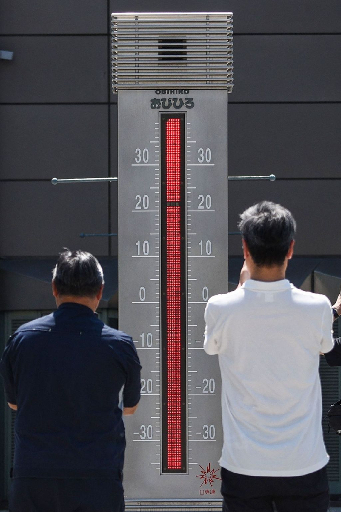 当地时间2025年7月24日，日本北海道，JR带广车站前，温度计显示气温接近40摄氏度。
