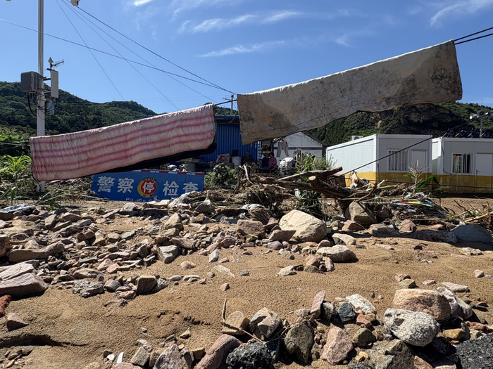 洪水退去后，村民在晾晒被褥
