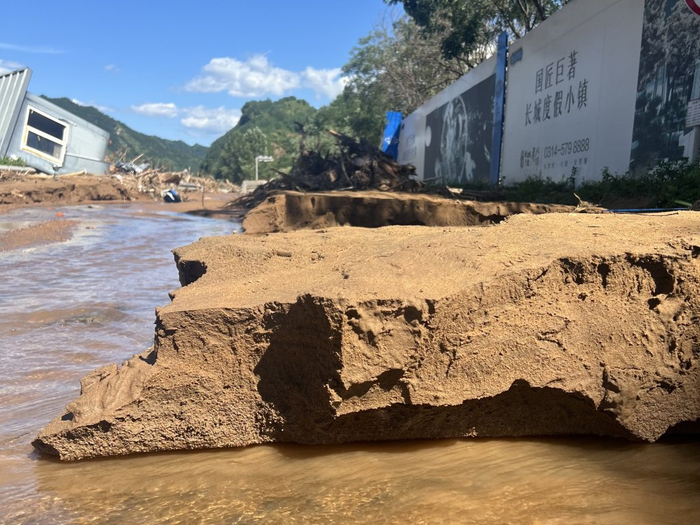 洪水冲刷导致路面塌陷