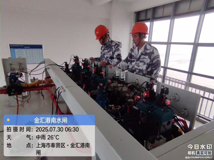 7月30日早晨，奉贤区金汇港南水闸，工作人员巡查水闸设施，开闸排水。 高兴 图