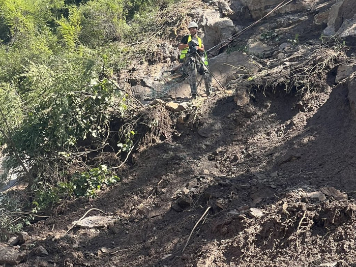 河北兴隆县六道河镇一处山体，一名救援人员正在排险