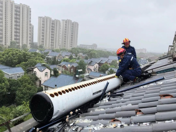 上海奉贤区，一多层住宅楼顶50多公斤重的太阳能热水器在狂风暴雨中摇摇欲坠，奉贤消防紧急处置。“奉贤消防”微信公众号 图