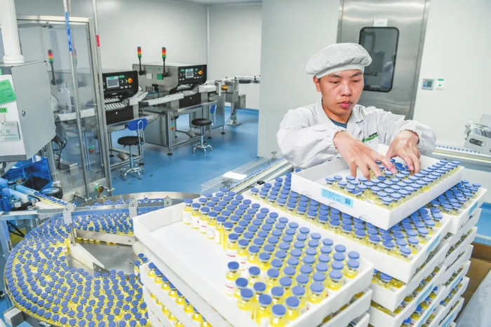 在海南先声药业海口药谷生产基地，工作人员正在生产线上包装药品。记者 孙士杰 摄