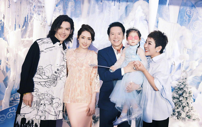 向太陈岚谈孙辈教育:我们只能做观众,不能当导演|陈岚(向太)|陈明|郭碧婷|向华强|向佐_新浪新闻