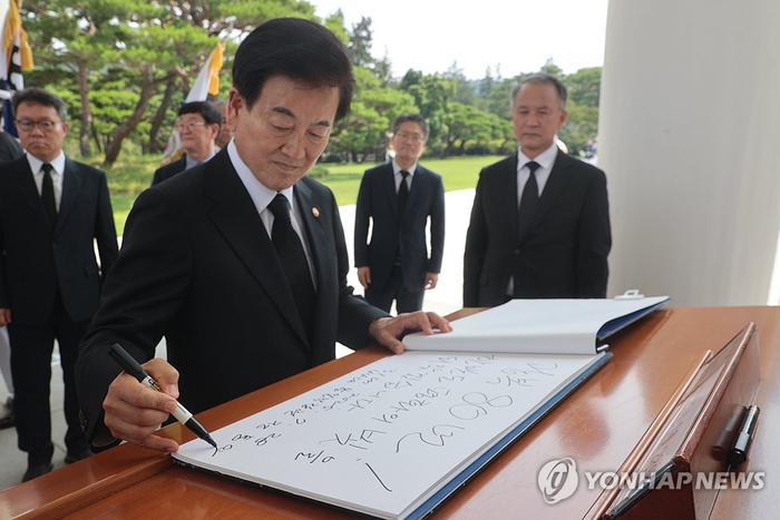 7月28日，在首尔显忠院，统一部长官郑东泳参拜显忠塔后在访问簿上签名。 韩联社