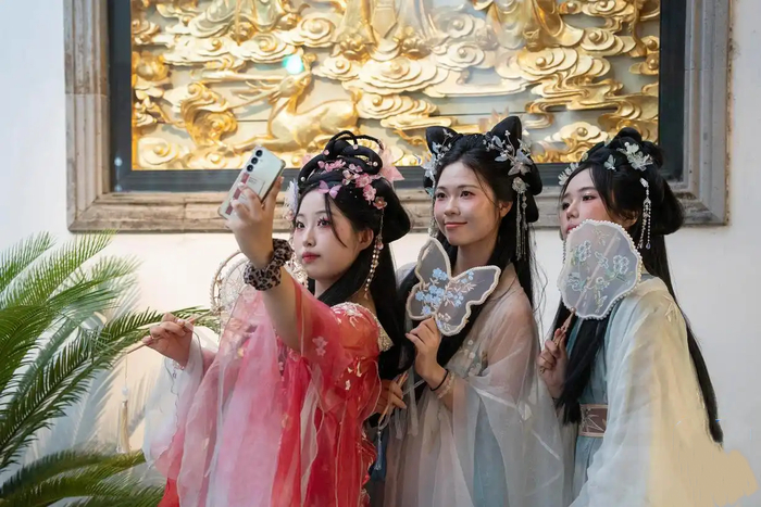 韩国游客身着汉服在上海豫园拍照。央视网