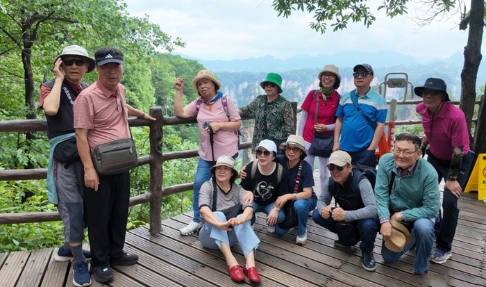 韩国游客在张家界国家森林公园黄石寨景区游览打卡。湖南红网