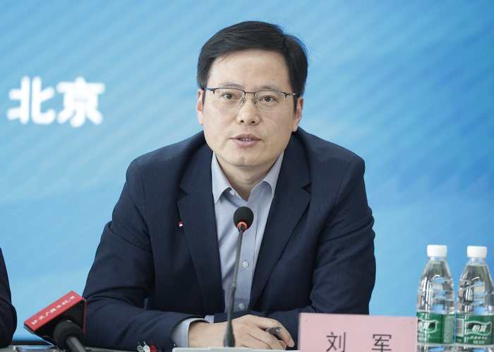 前苏宁跟队谈刘军往事：处事儒雅，曾在集团千人大会上因任航挨批|江苏足球俱乐部|媒体|大佬|办公室|总经理_新浪体育_新浪新闻