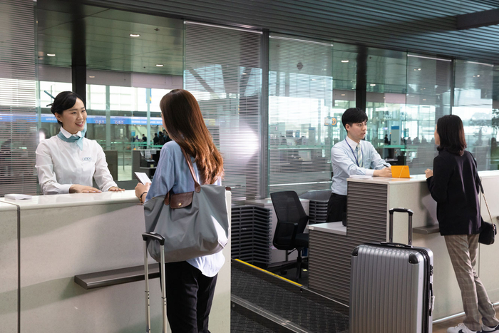 旅客在大韩航空值机柜台办理乘机手续。大韩航空