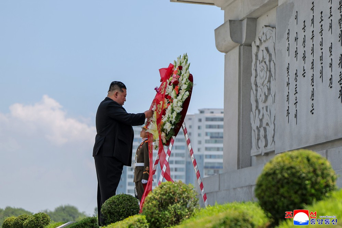 7月26日，朝鲜劳动党总书记、国务委员长金正恩在首都平壤参谒中朝友谊塔。朝中社