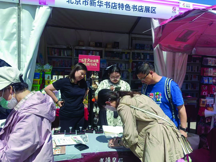 图为消费者在摊位前盖章