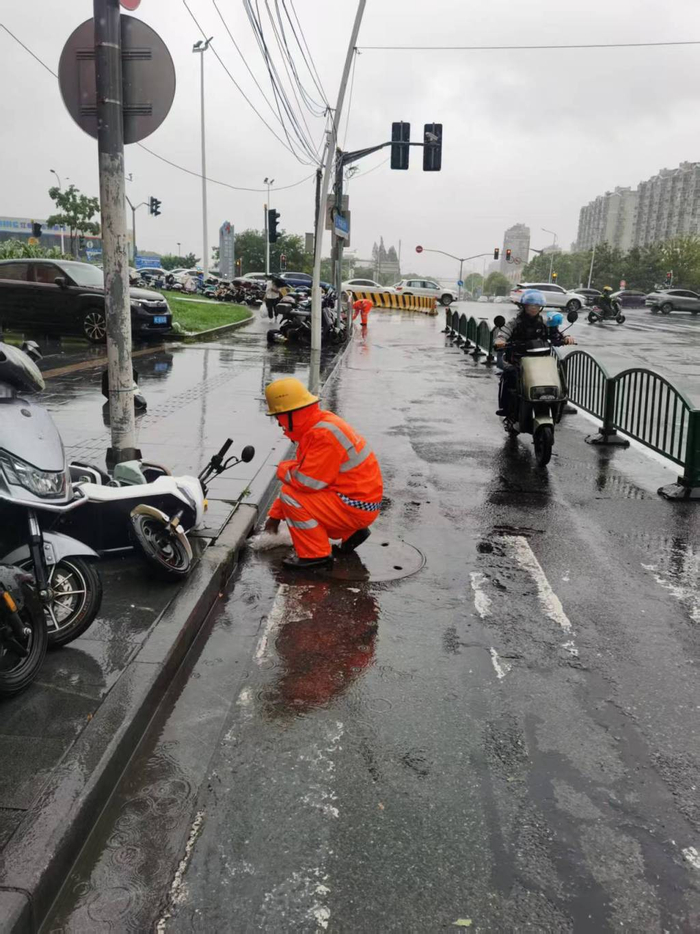 7月30日，浦东周浦，樊宝才和同事清理下水管网的入水口。