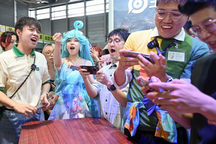2025年8月1日，上海新国际博览中心，王者荣耀体验区，观众获胜后欢呼庆祝。澎湃新闻记者 朱伟辉 图