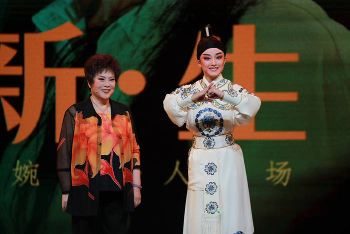 王婉娜和老师汪秀月