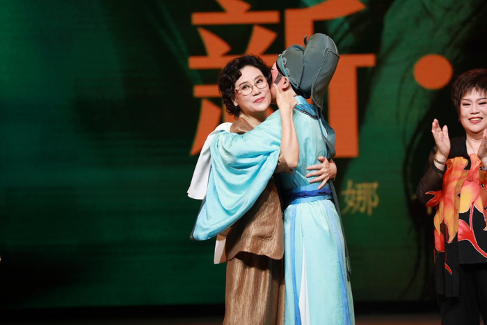 王婉娜和恩师钱惠丽拥抱
