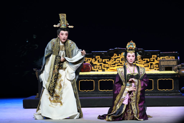 王婉娜、李旭丹演出《甄嬛传》