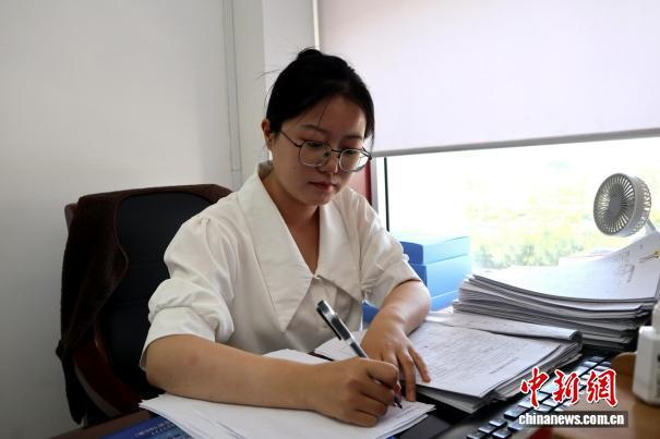 图为工作中的黄璟琼。 张蜀雁 摄
