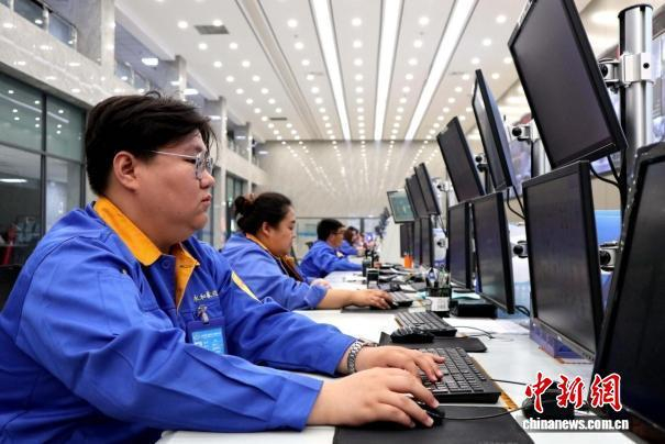 图为在总控室认真工作的于欢。 张蜀雁 摄