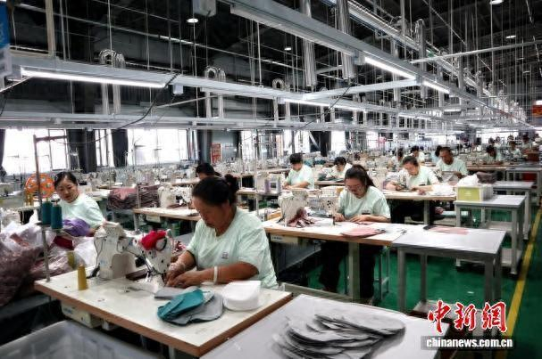 图为服装厂的工人在认真工作。 张蜀雁 摄