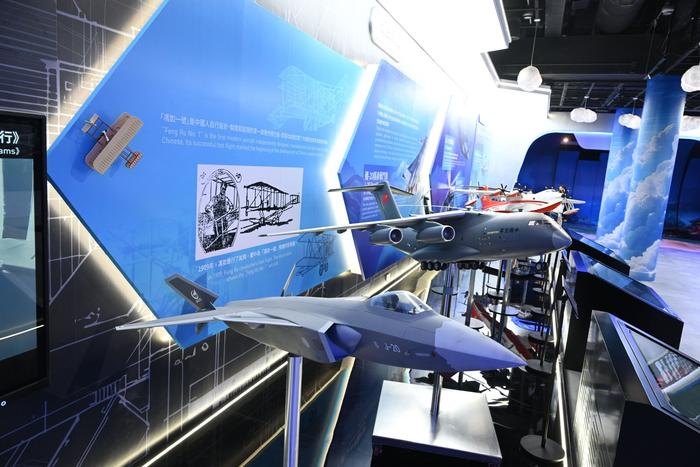 歼-20、运-20等飞机模型。主办方供图
