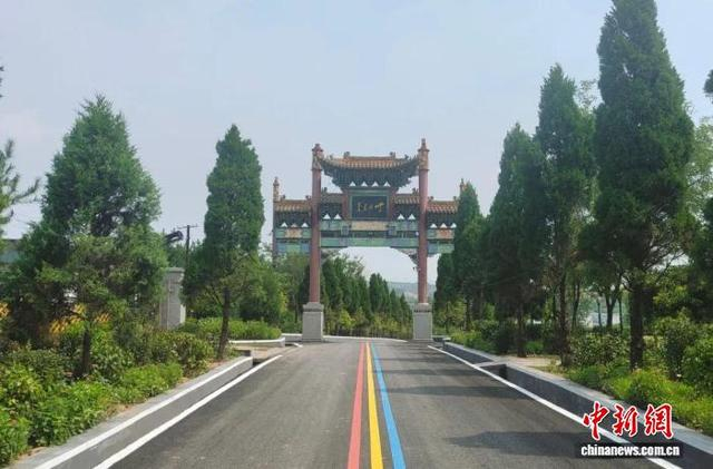 崭新的柏油路四通八达，道路两侧绿树成荫。陈阳 摄