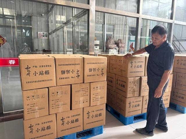 李树增在加工车间里介绍已打包好的订单。新华社记者 徐思钰 摄