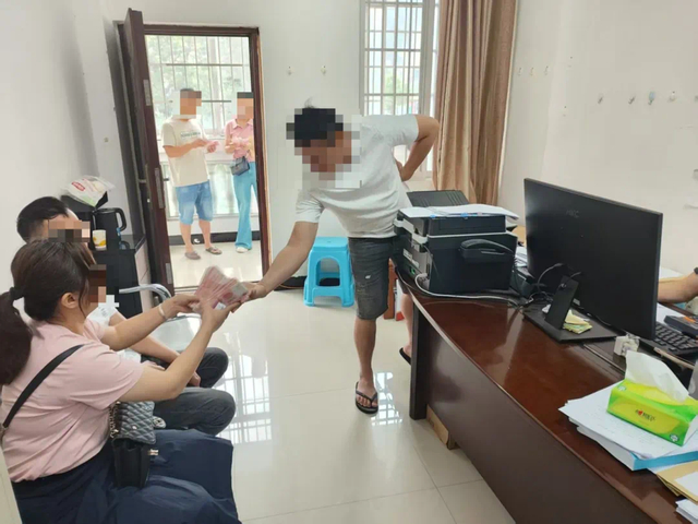 小罗的父亲当场支付8.63万元赔偿款。法院供图