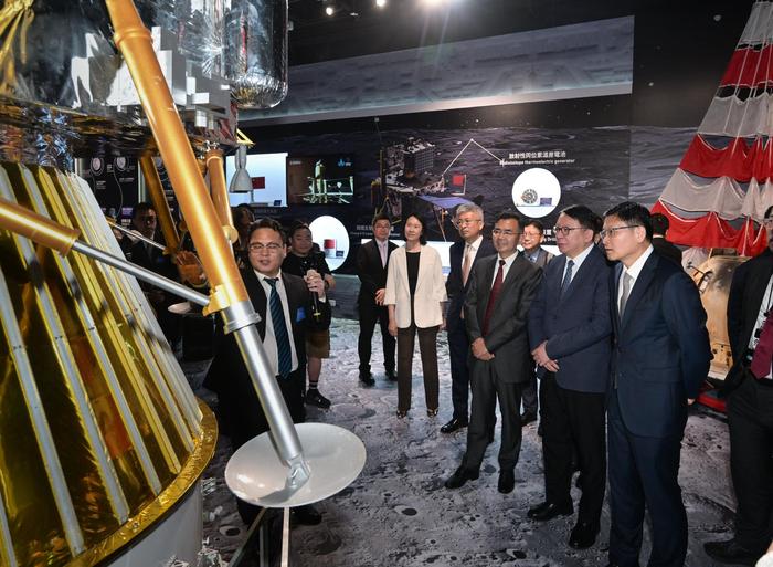 嘉宾正在参观“无尽探索:中国的航天、航空及航海”展览。主办方供图