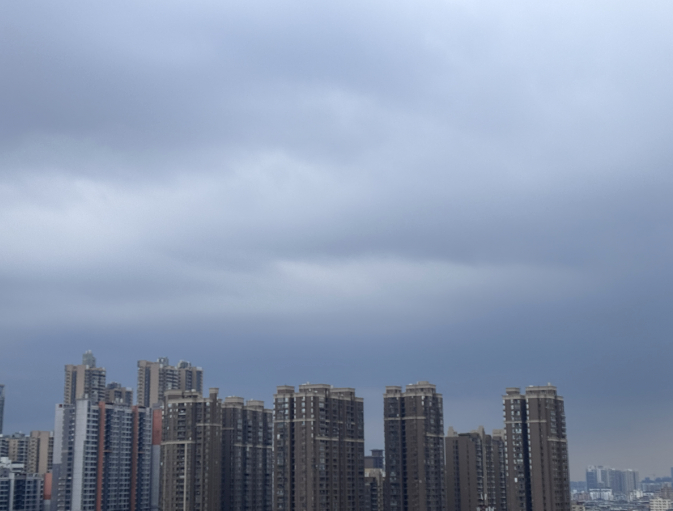 7月31日，南宁市上空乌云密布，下起大雨。广西云-南国早报记者 