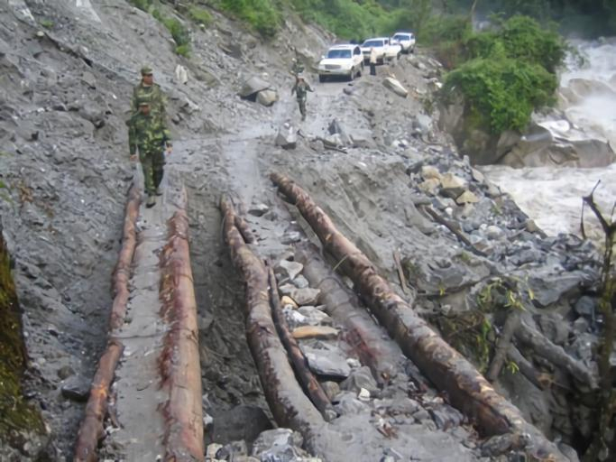 墨脱粗通简易路上的车行便桥