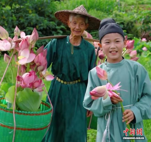 图为都昌县和合乡南溪村村民扮演的“荷花爷爷”和“荷花童子”。受访者供图