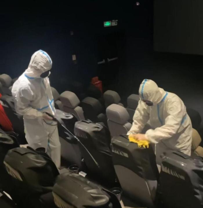 事发后影院对影厅座椅进行消杀 图源：红星新闻