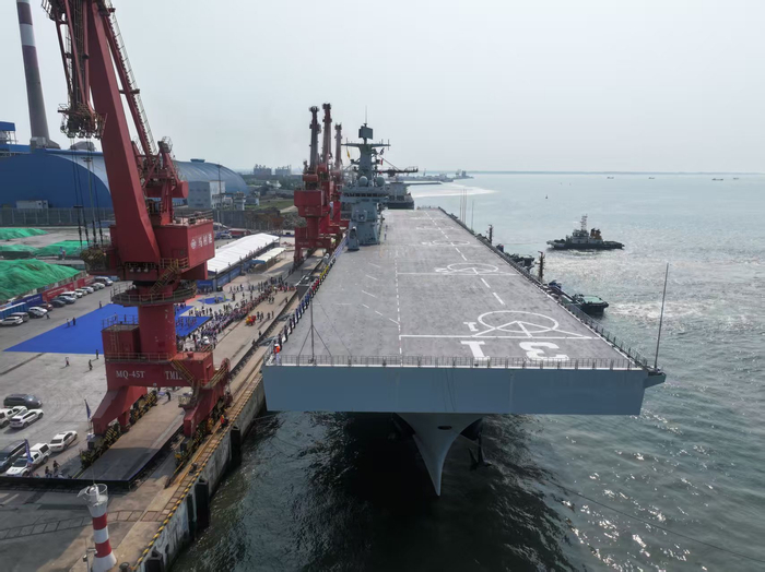 4月27日，海南舰圆满完成庆祝人民海军成立76周年舰艇开放日活动，在当地党政机关及群众的热烈欢送下返航。 中国军网