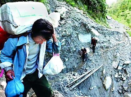 2004年，墨脱背夫行走在高山边