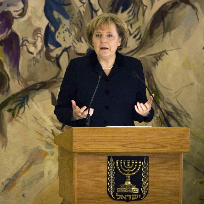 2008年默克尔在以色列议会发表讲话，表示以色列的安全和存在是德国的 “国家理性”AP
