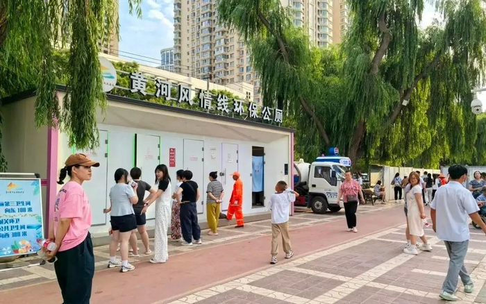 ▲甘肃兰州黄河风情线环保公厕外，女性游客排队等候。图/红星新闻截图